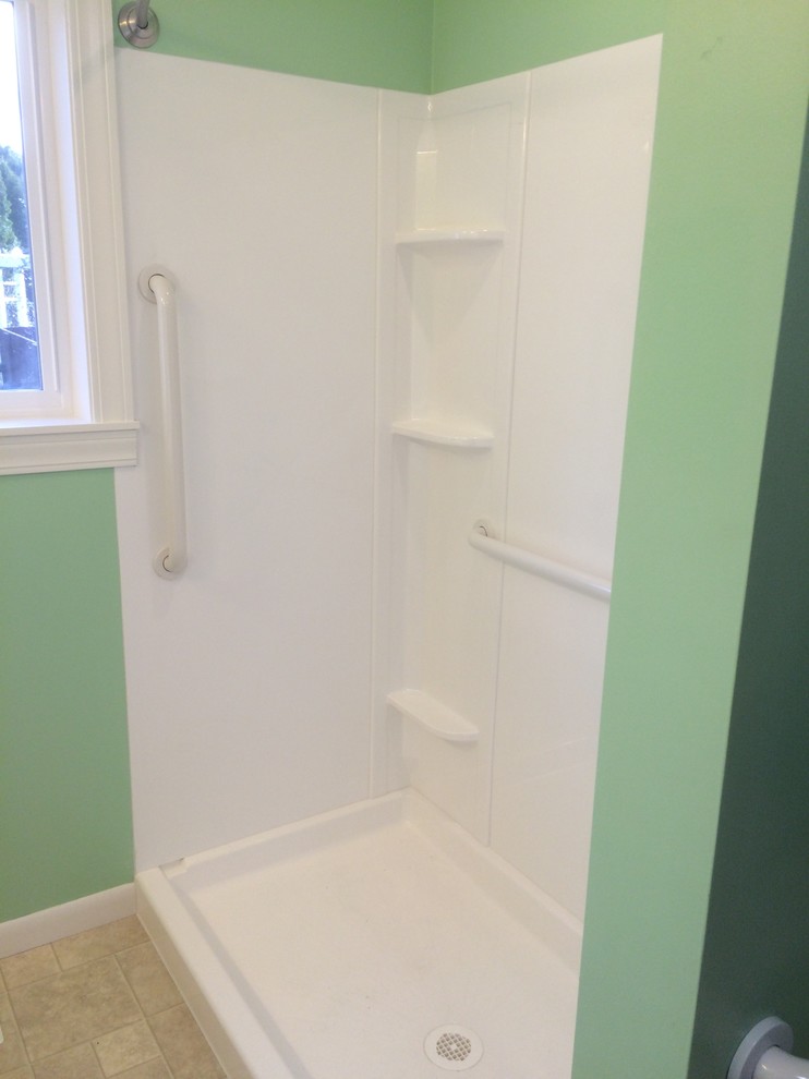 Foto på ett mellanstort eklektiskt badrum med dusch, med skåp i shakerstil, vita skåp, ett badkar i en alkov, en dusch/badkar-kombination, en toalettstol med separat cisternkåpa, gröna väggar, klinkergolv i keramik, ett nedsänkt handfat och bänkskiva i akrylsten