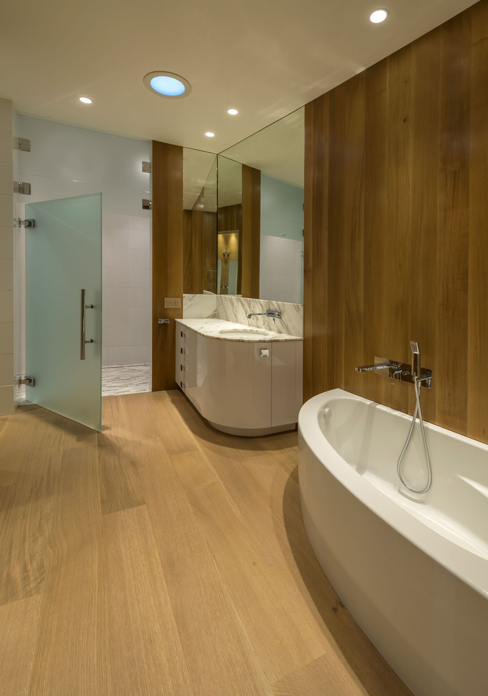 На фото: ванная комната в современном стиле с плоскими фасадами, серыми фасадами, мраморной столешницей, отдельно стоящей ванной, душем без бортиков, врезной раковиной и белой плиткой