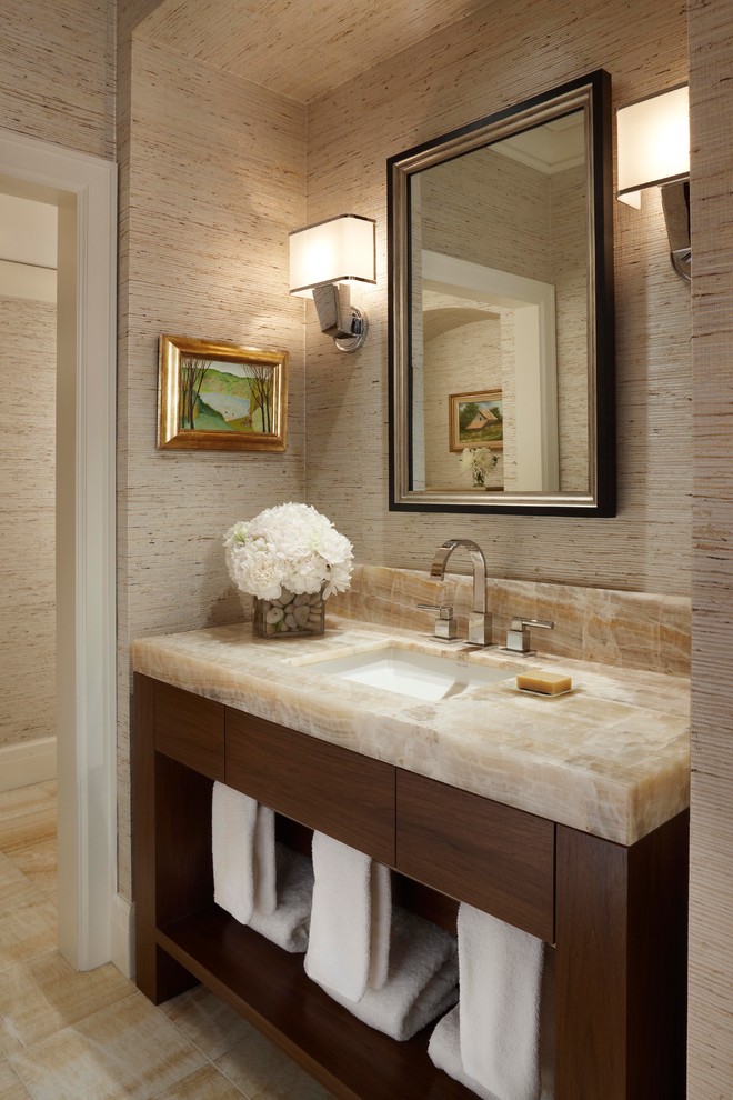 Diseño de cuarto de baño contemporáneo con losas de piedra, lavabo bajoencimera y paredes beige