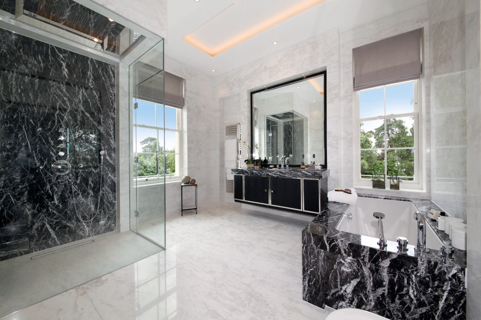 Inspiration för moderna en-suite badrum, med släta luckor, svarta skåp, en kantlös dusch, marmorbänkskiva, ett undermonterat badkar, beige väggar och dusch med gångjärnsdörr