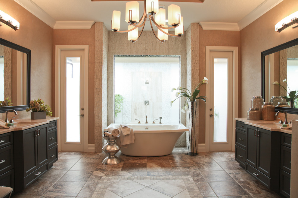 Modelo de cuarto de baño contemporáneo con lavabo bajoencimera, armarios estilo shaker, puertas de armario de madera en tonos medios, bañera exenta y baldosas y/o azulejos beige