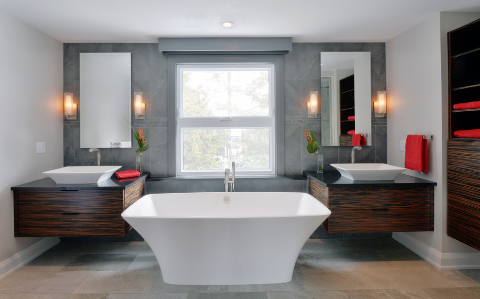 Diseño de cuarto de baño rectangular actual con bañera exenta