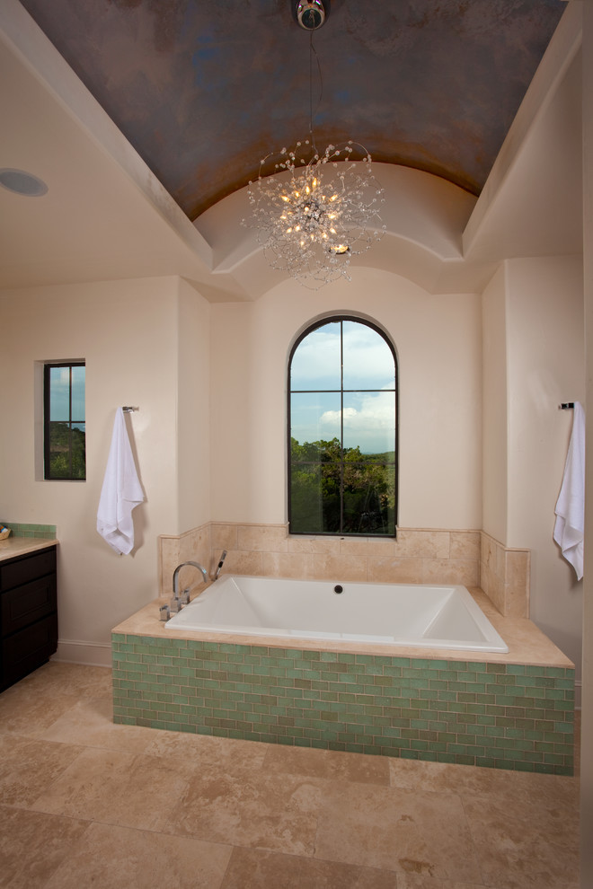 Inspiration för moderna badrum, med ett platsbyggt badkar och grön kakel