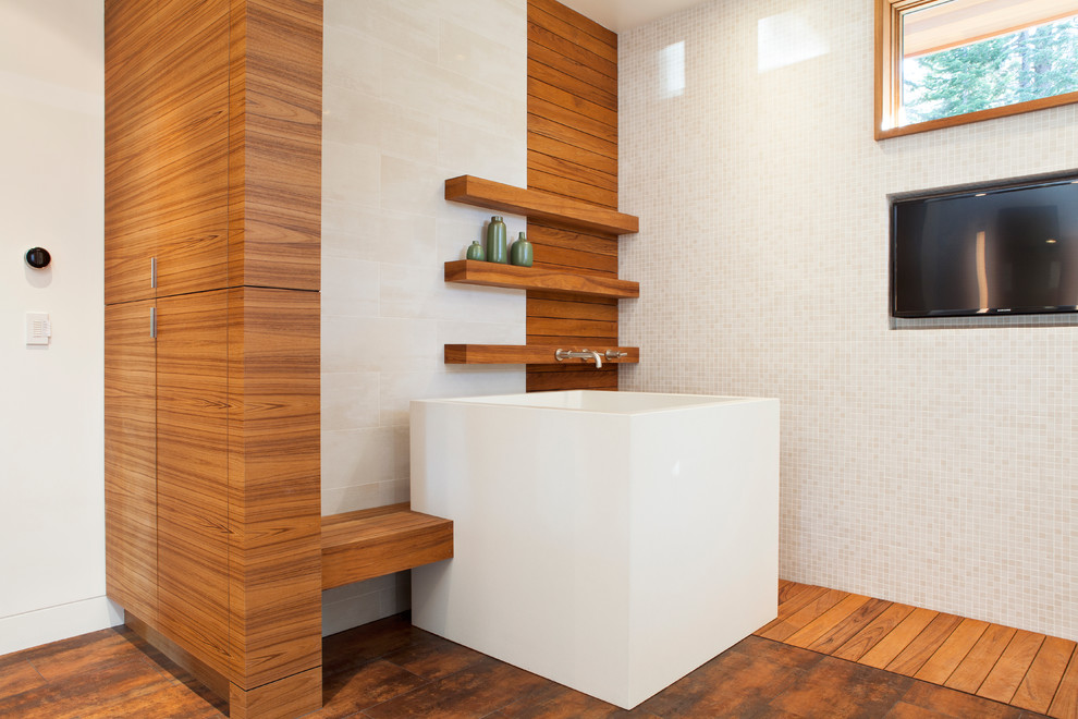 Imagen de cuarto de baño actual con bañera japonesa, baldosas y/o azulejos blancos y baldosas y/o azulejos en mosaico