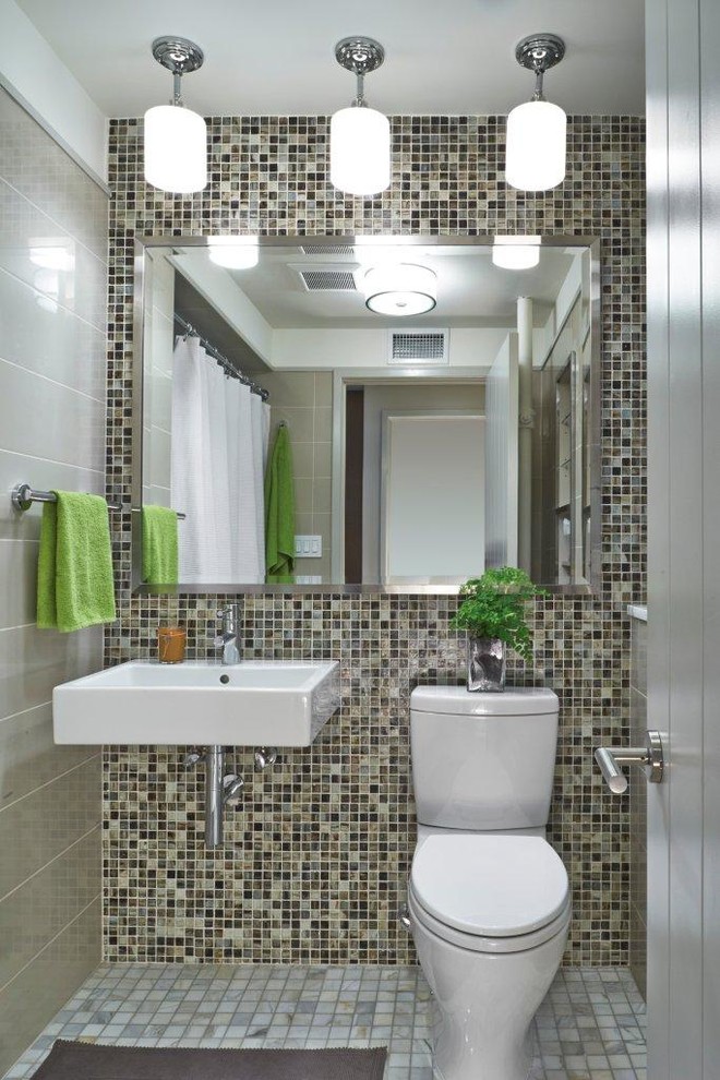 Diseño de cuarto de baño rectangular contemporáneo con baldosas y/o azulejos en mosaico y lavabo suspendido