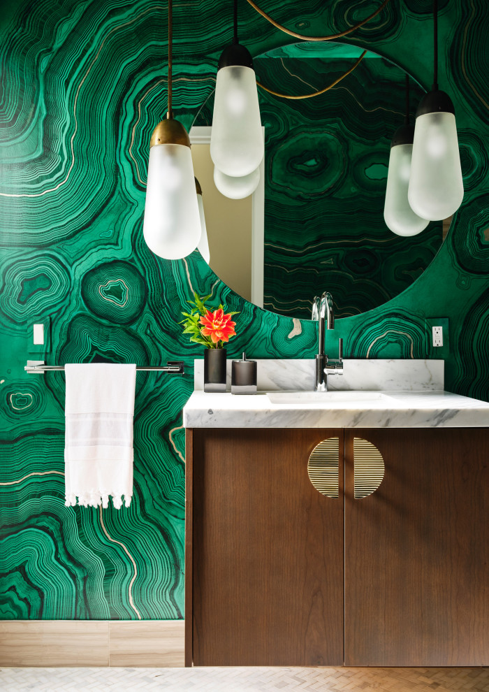 Идея дизайна: ванная комната в современном стиле с плоскими фасадами, фасадами цвета дерева среднего тона, зелеными стенами, полом из мозаичной плитки, врезной раковиной, белым полом, белой столешницей, тумбой под одну раковину, подвесной тумбой и обоями на стенах