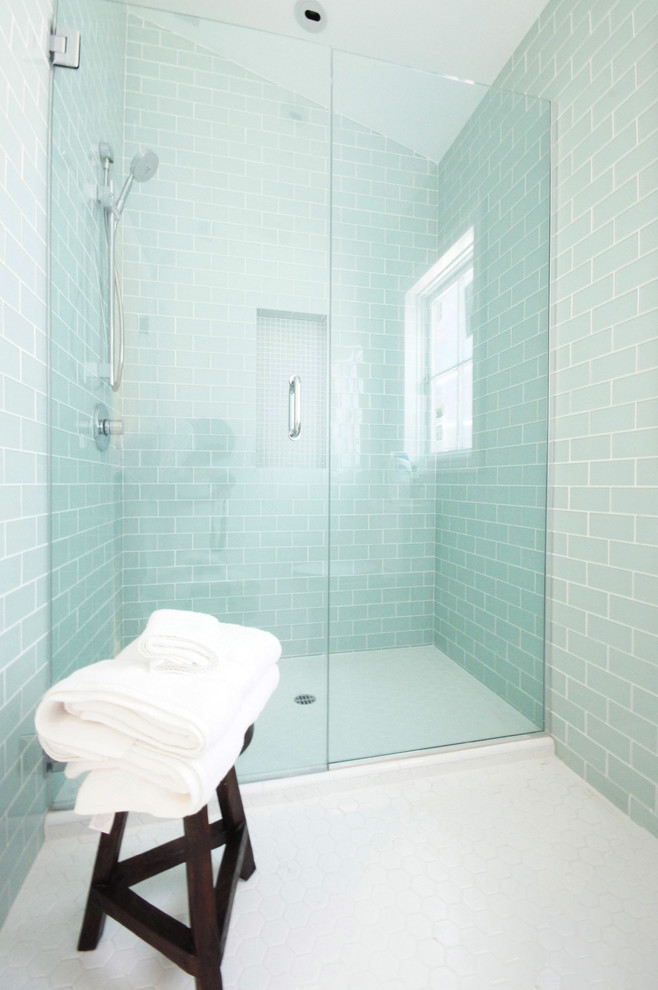 Diseño de cuarto de baño contemporáneo de tamaño medio con baldosas y/o azulejos de vidrio, ducha empotrada, baldosas y/o azulejos azules, paredes azules, aseo y ducha, suelo de baldosas de cerámica y suelo blanco