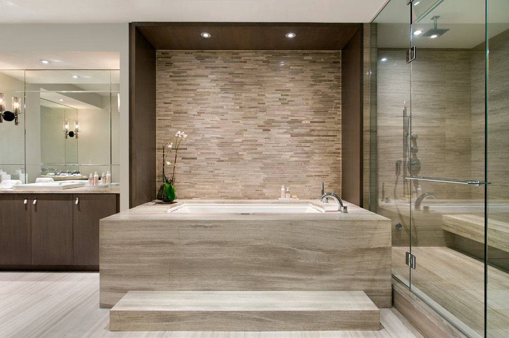Стильный дизайн: ванная комната в современном стиле с накладной раковиной, плоскими фасадами, темными деревянными фасадами, полновстраиваемой ванной и бежевой плиткой - последний тренд