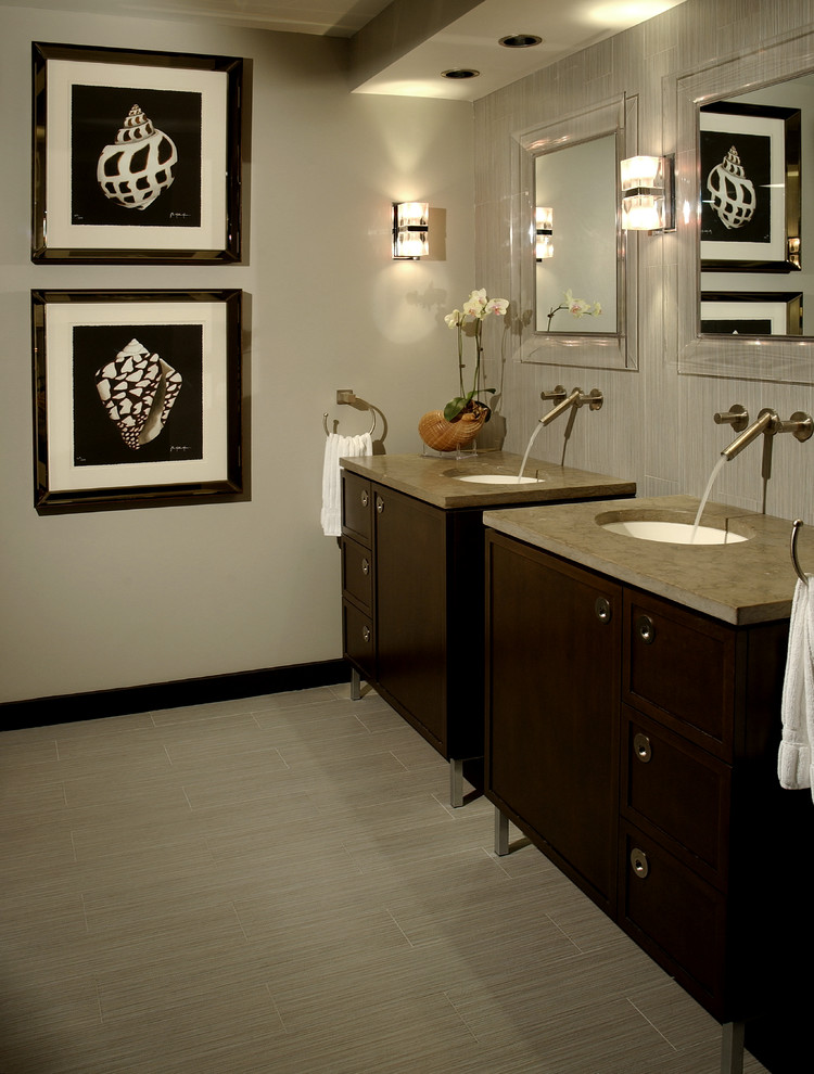 マイアミにあるコンテンポラリースタイルのおしゃれな浴室 (アンダーカウンター洗面器、落し込みパネル扉のキャビネット、濃色木目調キャビネット、ベージュのタイル) の写真