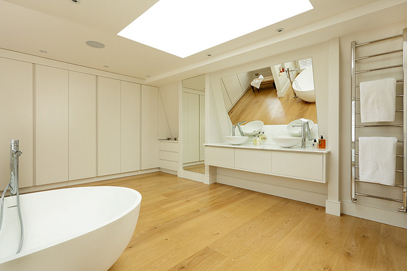 Immagine di una stanza da bagno per bambini minimal con lavabo a bacinella, ante lisce, vasca freestanding, doccia alcova e pareti bianche