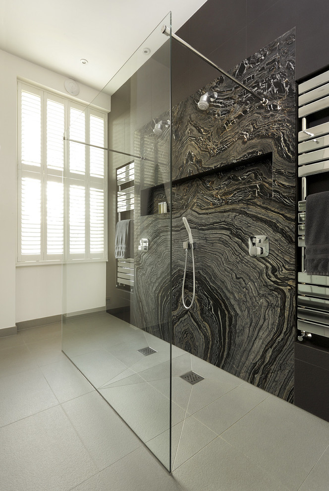 ロンドンにあるコンテンポラリースタイルのおしゃれなマスターバスルーム (オープン型シャワー、黒い壁、大理石タイル、ニッチ) の写真
