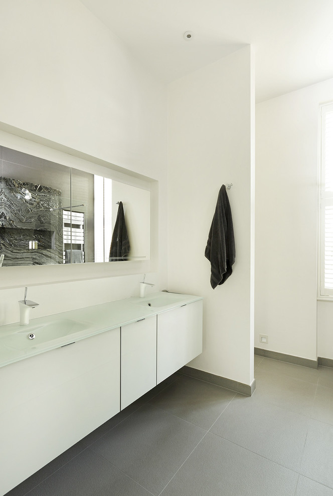 Idee per una stanza da bagno padronale minimal con doccia aperta e pareti nere