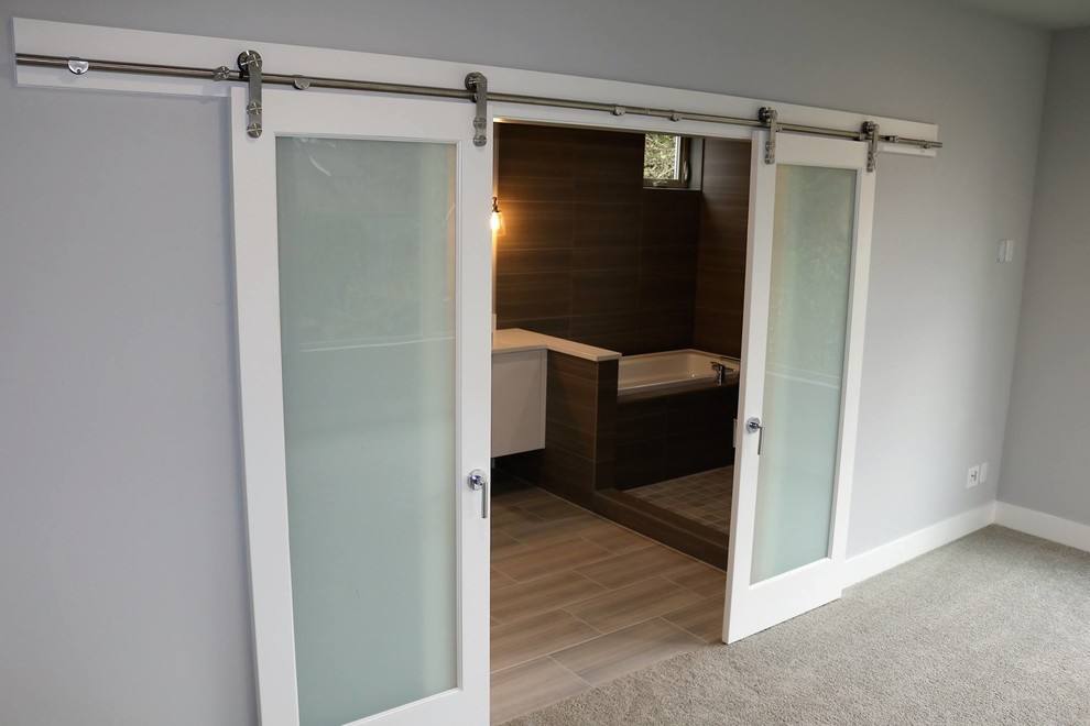 Exempel på ett mellanstort modernt en-suite badrum, med släta luckor, vita skåp, ett platsbyggt badkar, en öppen dusch, brun kakel, grå kakel, porslinskakel, bruna väggar, klinkergolv i porslin och bänkskiva i akrylsten
