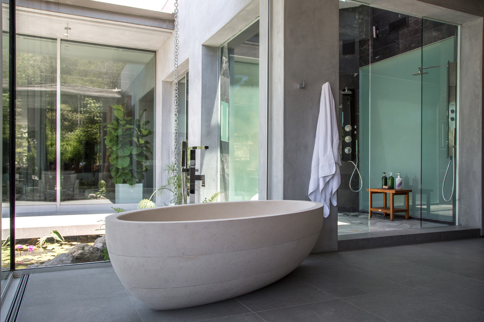 Immagine di un'ampia stanza da bagno padronale contemporanea con vasca freestanding, doccia doppia, piastrelle nere e doccia aperta