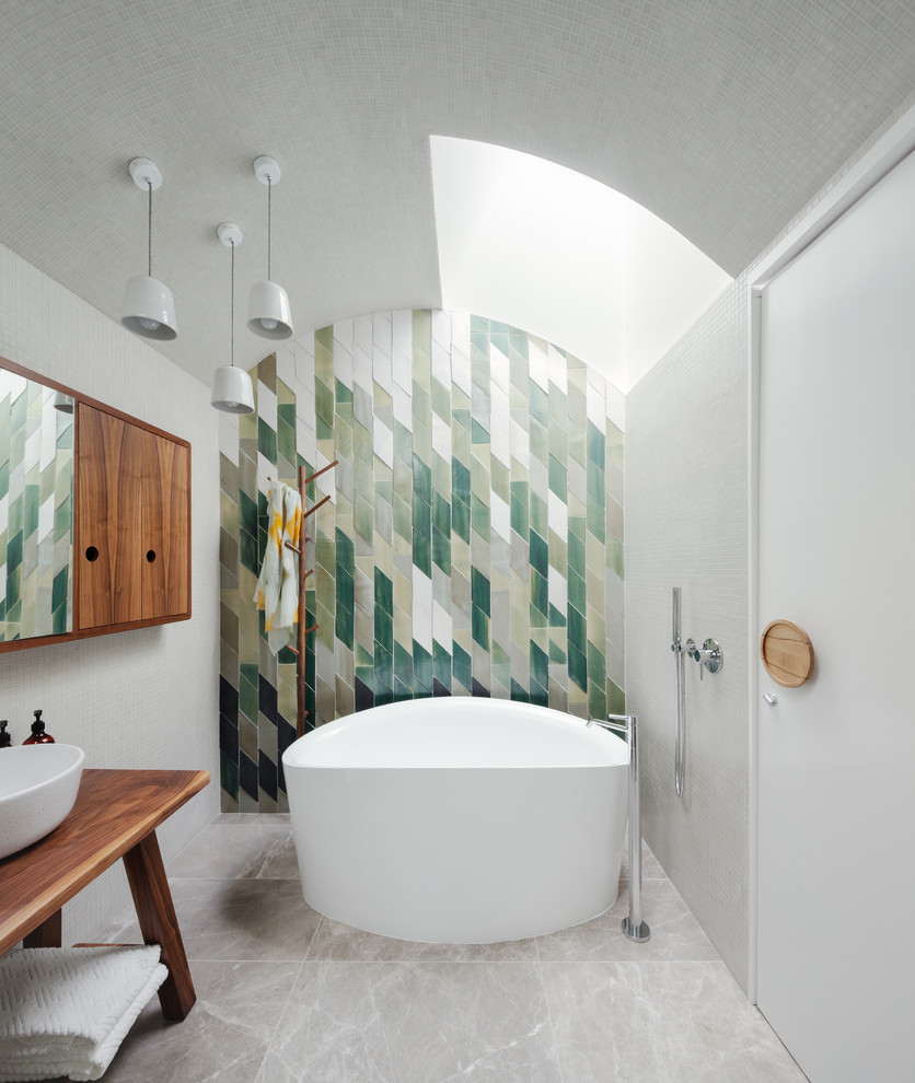 シドニーにある広いコンテンポラリースタイルのおしゃれな浴室 (ベッセル式洗面器、中間色木目調キャビネット、置き型浴槽、緑のタイル、ベージュの床) の写真