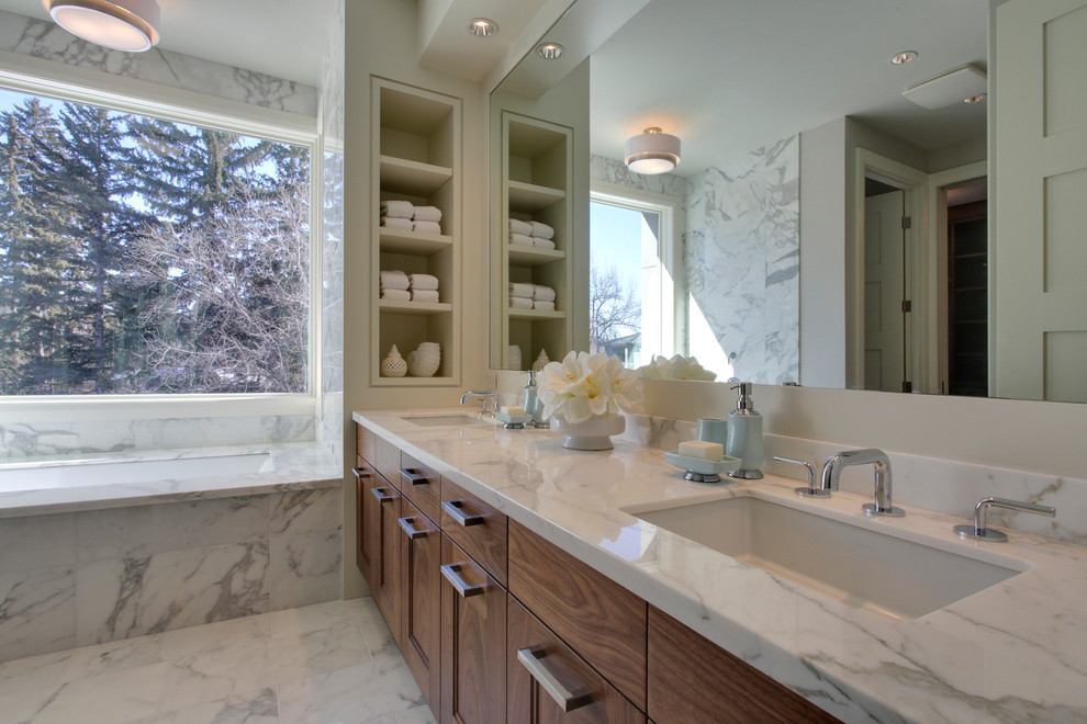 Пример оригинального дизайна: ванная комната в современном стиле с мраморной столешницей