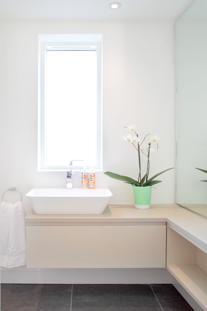 На фото: ванная комната в современном стиле с настольной раковиной, плоскими фасадами, бежевыми фасадами и белыми стенами