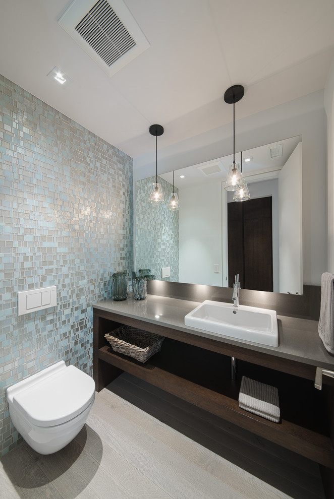 Foto di una stanza da bagno contemporanea con WC sospeso e top grigio