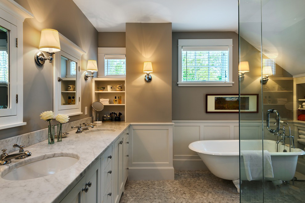Foto på ett litet vintage badrum med dusch, med släta luckor, grå skåp, ett hörnbadkar, en dusch/badkar-kombination, grå kakel, mosaik, beige väggar, mosaikgolv och marmorbänkskiva