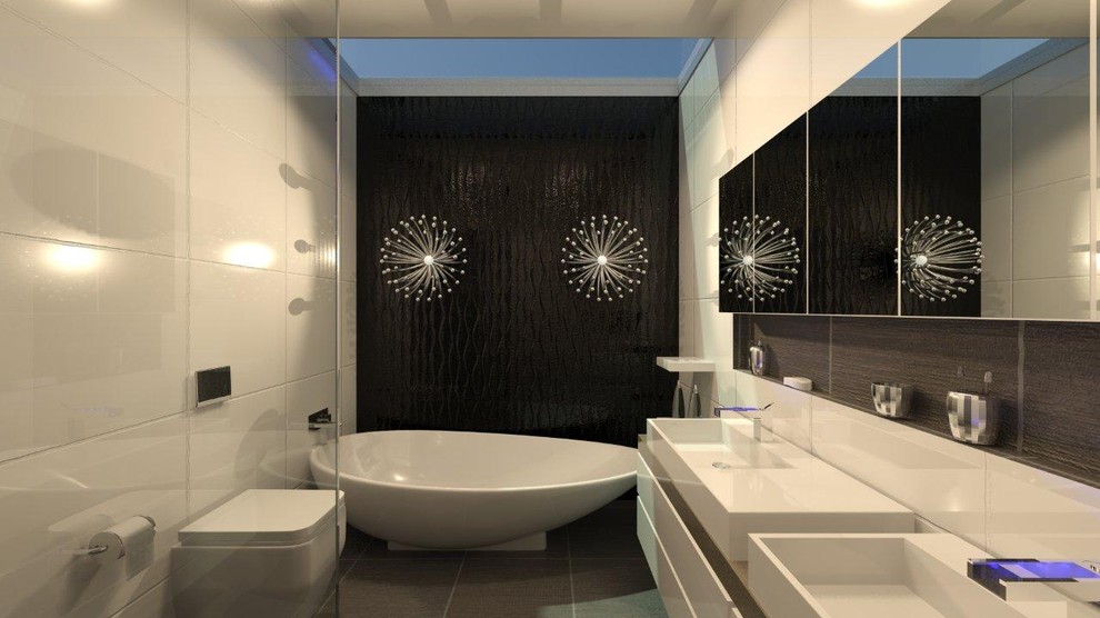 Réalisation d'une salle de bain design avec une baignoire indépendante et un mur noir.