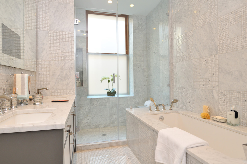 Diseño de cuarto de baño contemporáneo con baldosas y/o azulejos en mosaico, baldosas y/o azulejos grises, suelo con mosaicos de baldosas y ventanas
