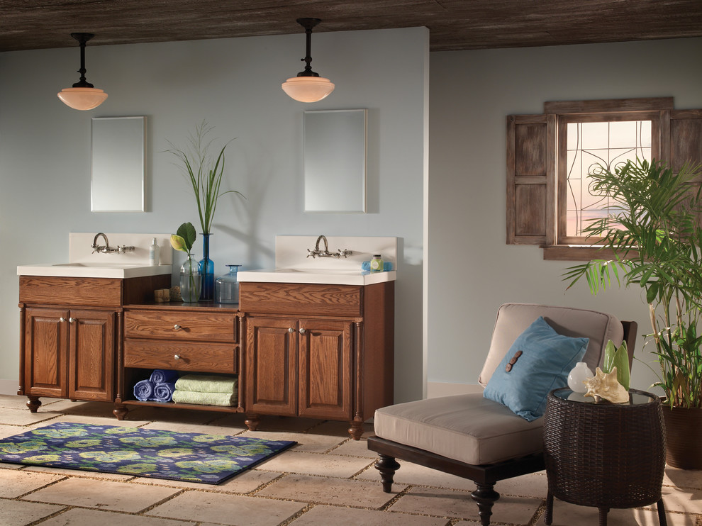 Esempio di una stanza da bagno padronale design con lavabo da incasso, ante con riquadro incassato, ante in legno scuro e pareti blu
