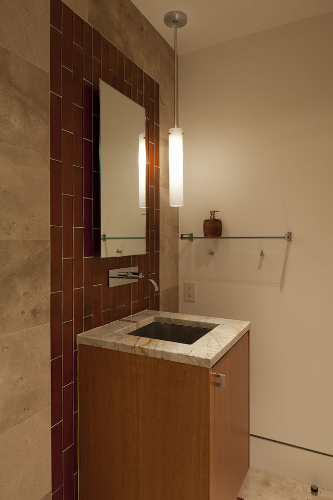 Свежая идея для дизайна: ванная комната в современном стиле с врезной раковиной, плоскими фасадами, фасадами цвета дерева среднего тона, красной плиткой и плиткой кабанчик - отличное фото интерьера