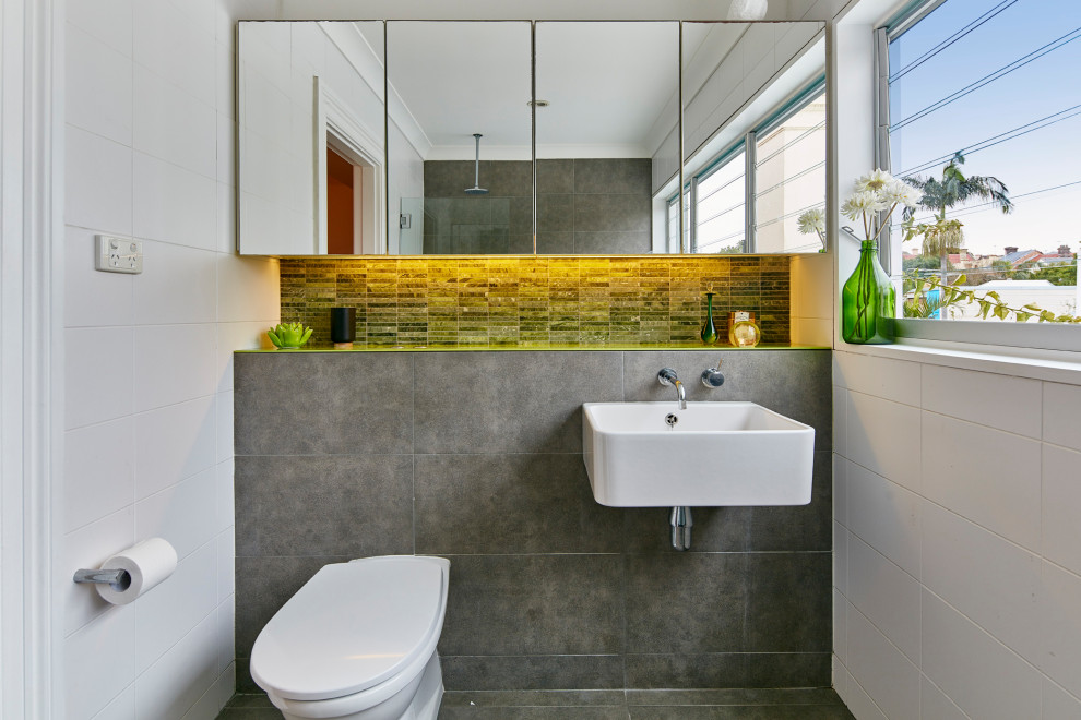 Idee per una stanza da bagno minimal con WC monopezzo, piastrelle grigie, lavabo sospeso, pavimento grigio e un lavabo