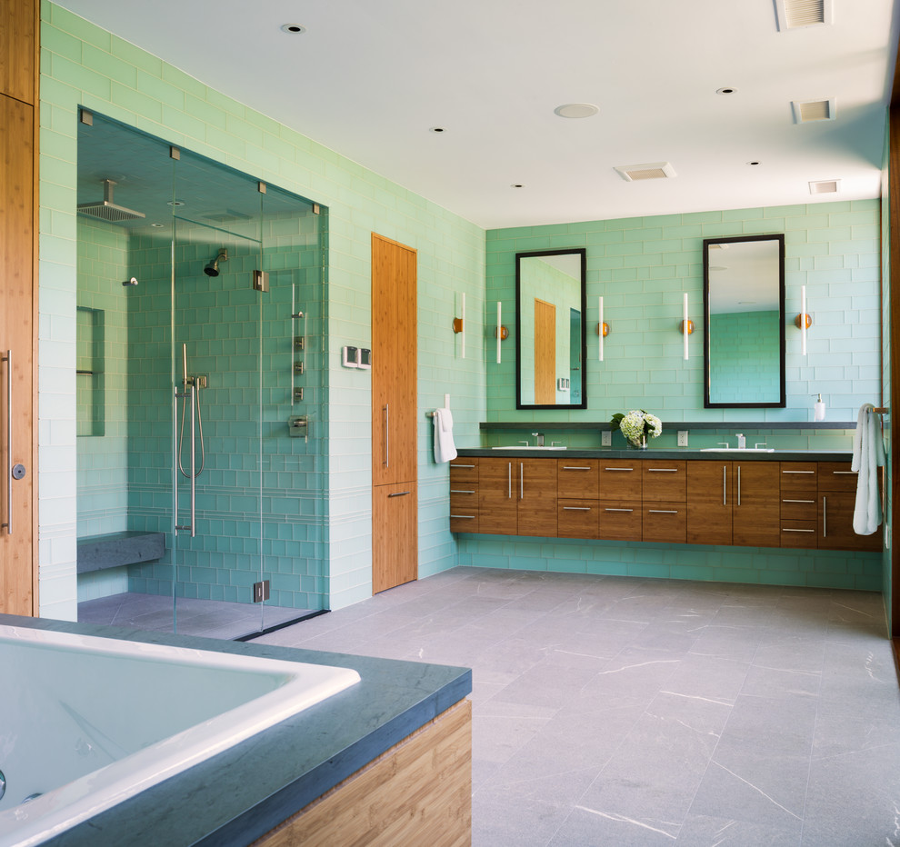 Inspiration för mycket stora moderna en-suite badrum, med skåp i mellenmörkt trä, en dusch i en alkov, grön kakel, porslinskakel, skiffergolv, ett nedsänkt handfat, släta luckor och ett platsbyggt badkar