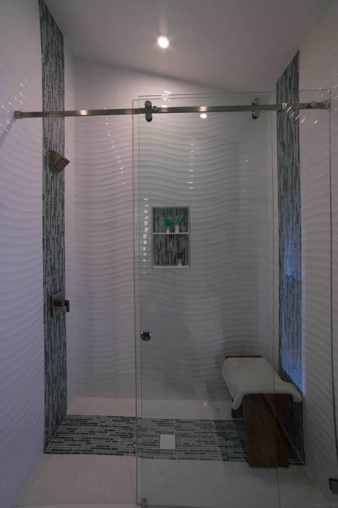 Exempel på ett mellanstort modernt badrum med dusch, med släta luckor, skåp i mörkt trä, en dusch i en alkov, en toalettstol med hel cisternkåpa, vit kakel, porslinskakel, gröna väggar, klinkergolv i porslin, ett fristående handfat och bänkskiva i kvartsit
