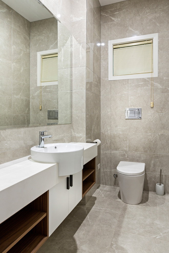 Exemple d'une petite salle de bain tendance avec un plan de toilette en quartz modifié et un plan de toilette blanc.