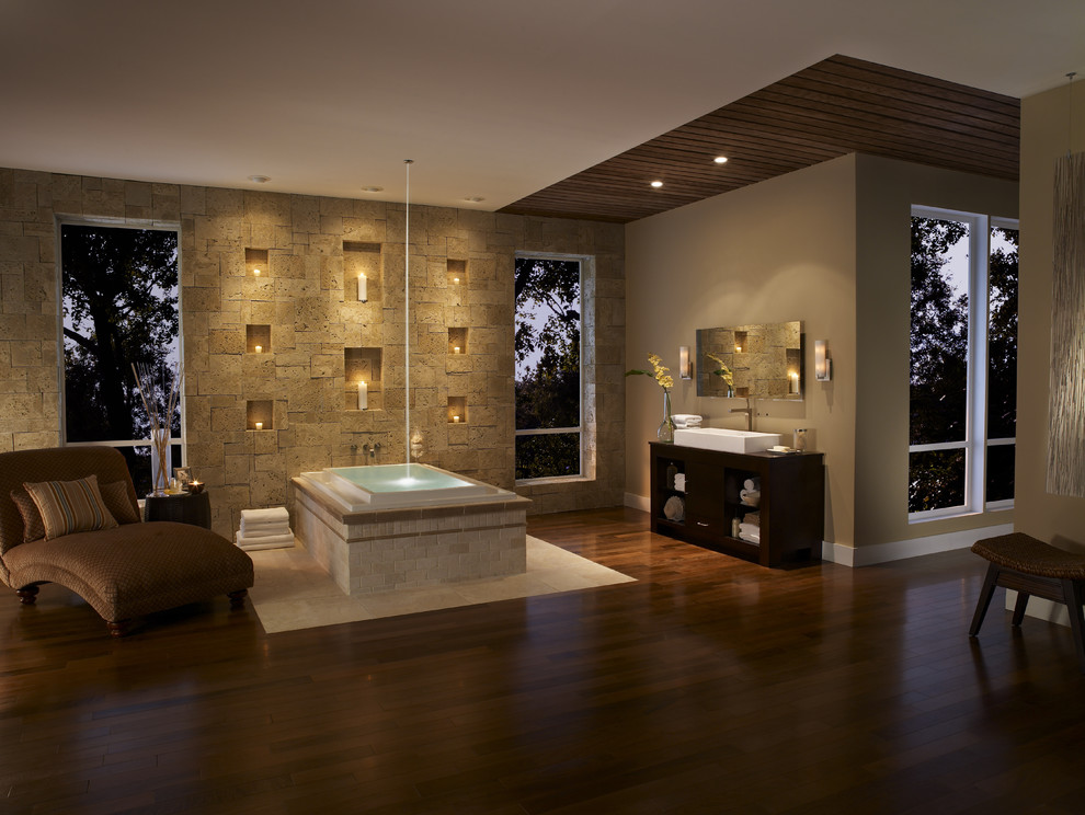Modelo de cuarto de baño contemporáneo con lavabo sobreencimera y piedra