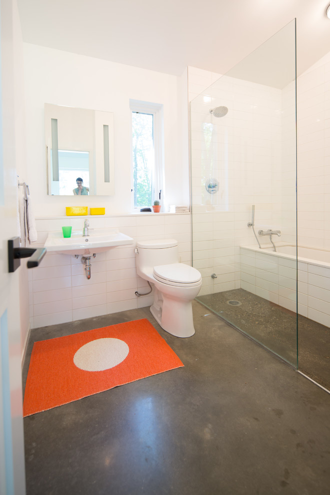 Modelo de cuarto de baño contemporáneo con lavabo suspendido, ducha a ras de suelo y suelo de cemento