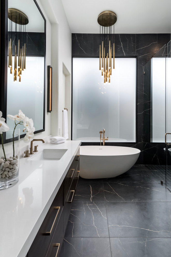 Inspiration för moderna en-suite badrum, med klinkergolv i porslin