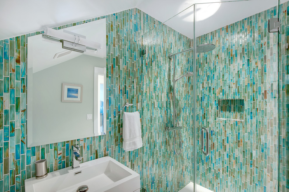 他の地域にあるコンテンポラリースタイルのおしゃれな浴室 (コーナー設置型シャワー、モザイクタイル) の写真