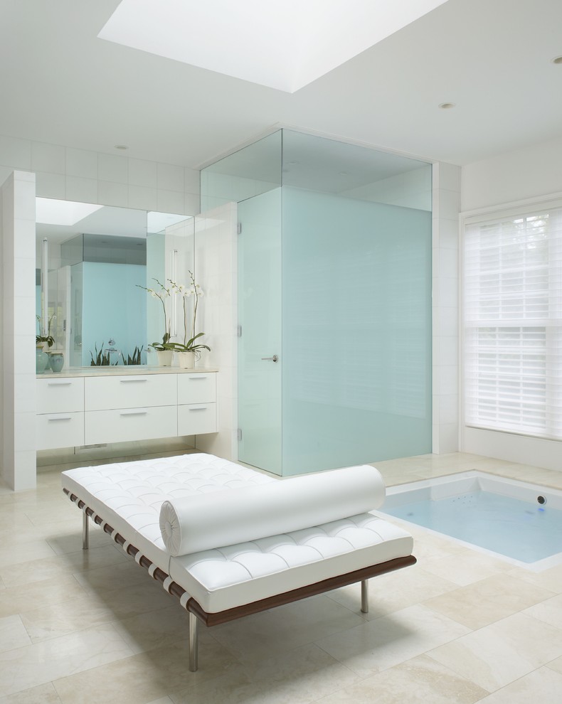 Foto de cuarto de baño contemporáneo con armarios con paneles lisos, puertas de armario blancas, jacuzzi y ducha empotrada