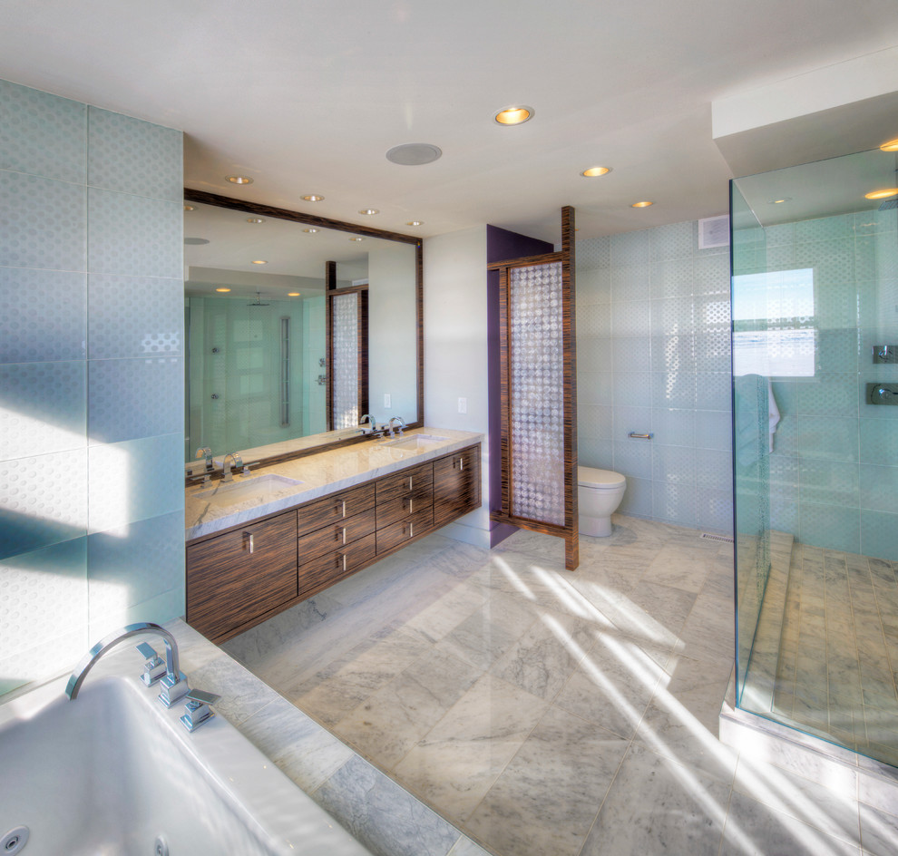 他の地域にあるコンテンポラリースタイルのおしゃれな浴室 (アンダーカウンター洗面器、フラットパネル扉のキャビネット、濃色木目調キャビネット、ドロップイン型浴槽、アルコーブ型シャワー) の写真