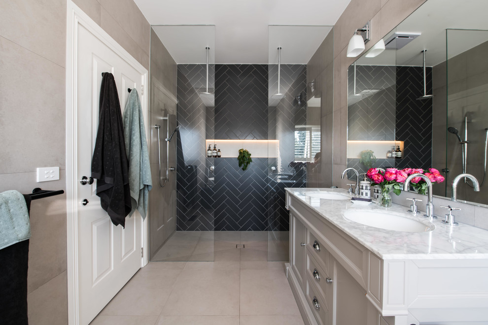 Стильный дизайн: большая главная ванная комната в стиле неоклассика (современная классика) с серыми фасадами, отдельно стоящей ванной, двойным душем, унитазом-моноблоком, разноцветной плиткой, керамической плиткой, черными стенами, полом из керамической плитки, врезной раковиной, мраморной столешницей, бежевым полом, открытым душем, белой столешницей и фасадами с утопленной филенкой - последний тренд