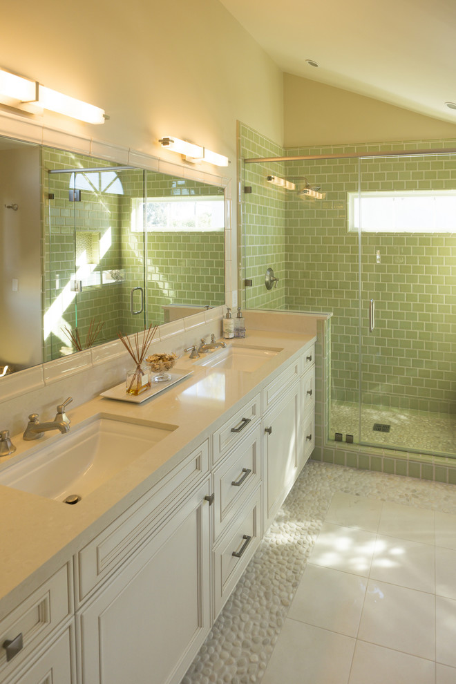Réalisation d'une salle de bain principale design avec un lavabo encastré, un placard à porte affleurante, des portes de placard blanches, une douche d'angle, WC séparés, un carrelage vert et un sol en carrelage de porcelaine.