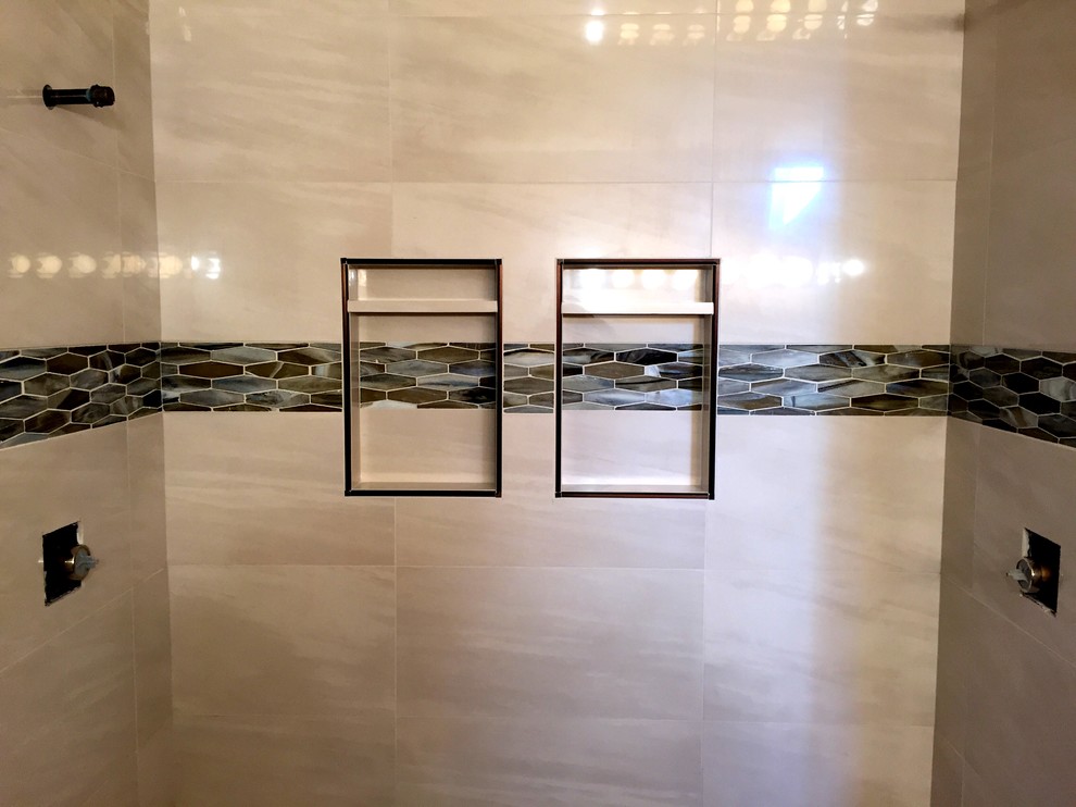 Foto på ett mellanstort funkis badrum med dusch, med skåp i mörkt trä, en dusch i en alkov, glaskakel, klinkergolv i porslin, ett undermonterad handfat, granitbänkskiva, vit kakel och grå väggar