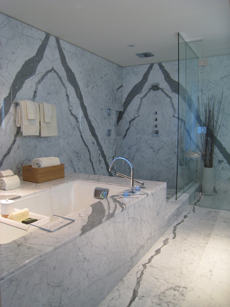 Inspiration för moderna badrum, med en öppen dusch och med dusch som är öppen