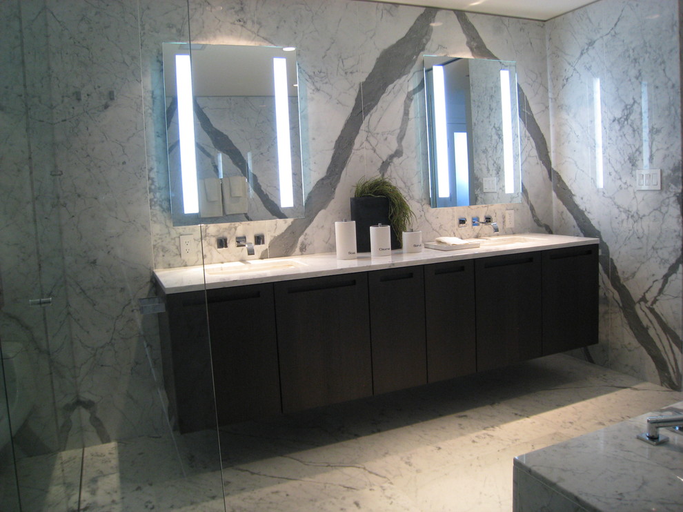 Cette image montre une salle de bain design avec un lavabo encastré et un placard à porte plane.