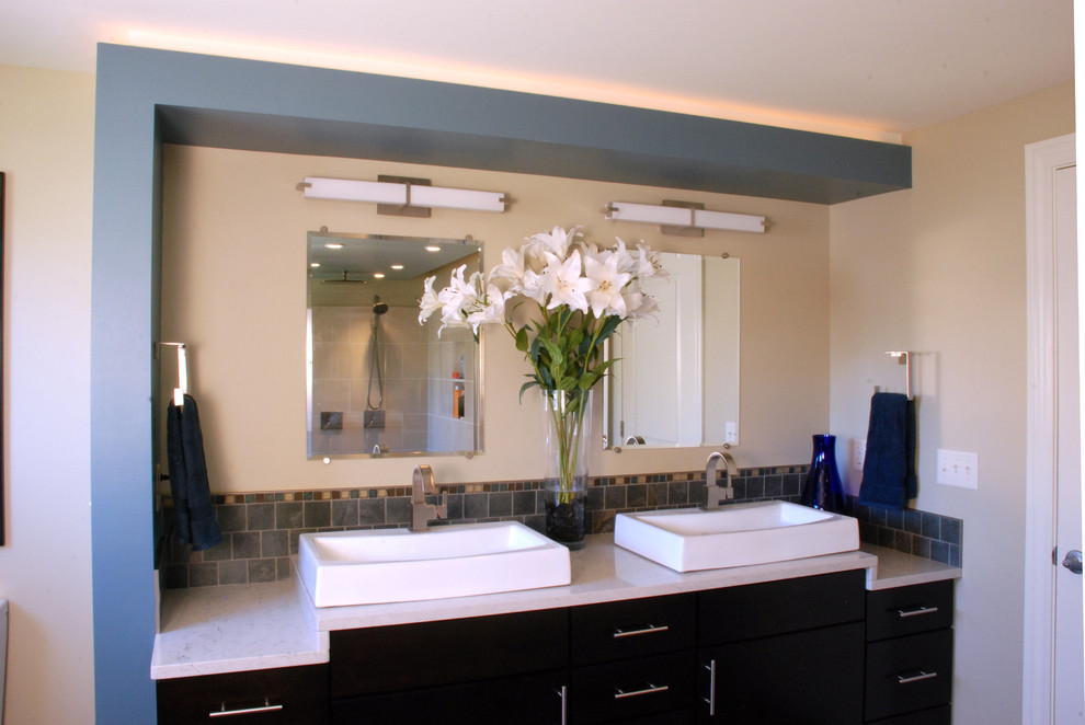 Cette photo montre une salle de bain tendance avec des carreaux de céramique et une vasque.