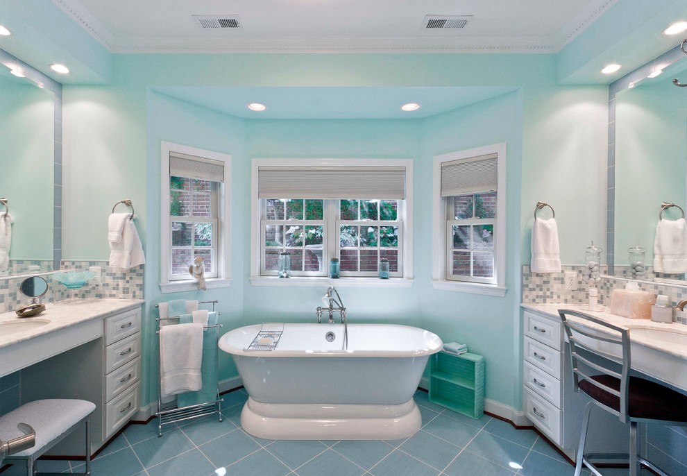他の地域にあるコンテンポラリースタイルのおしゃれな浴室 (置き型浴槽) の写真