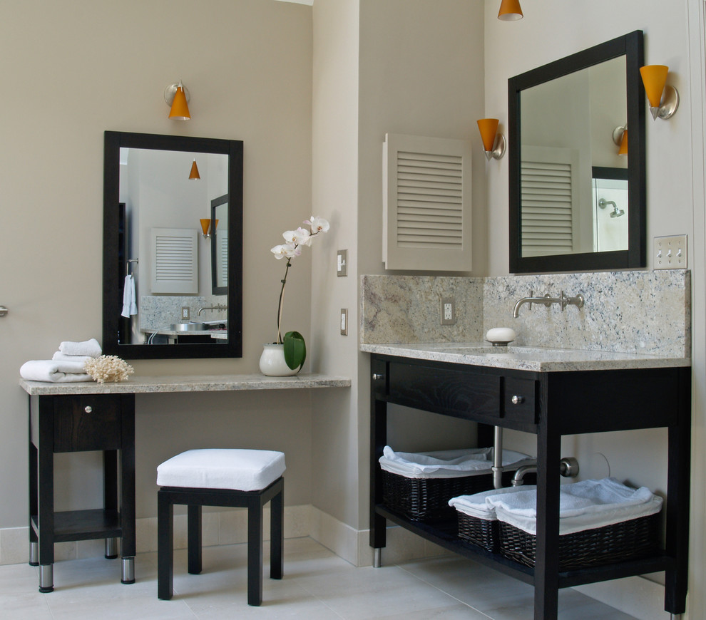 На фото: ванная комната в современном стиле с врезной раковиной и черными фасадами