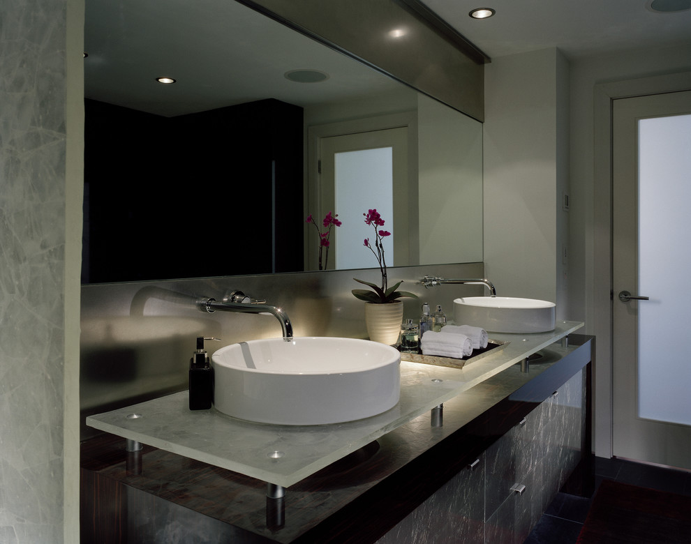 Пример оригинального дизайна: ванная комната в современном стиле с настольной раковиной