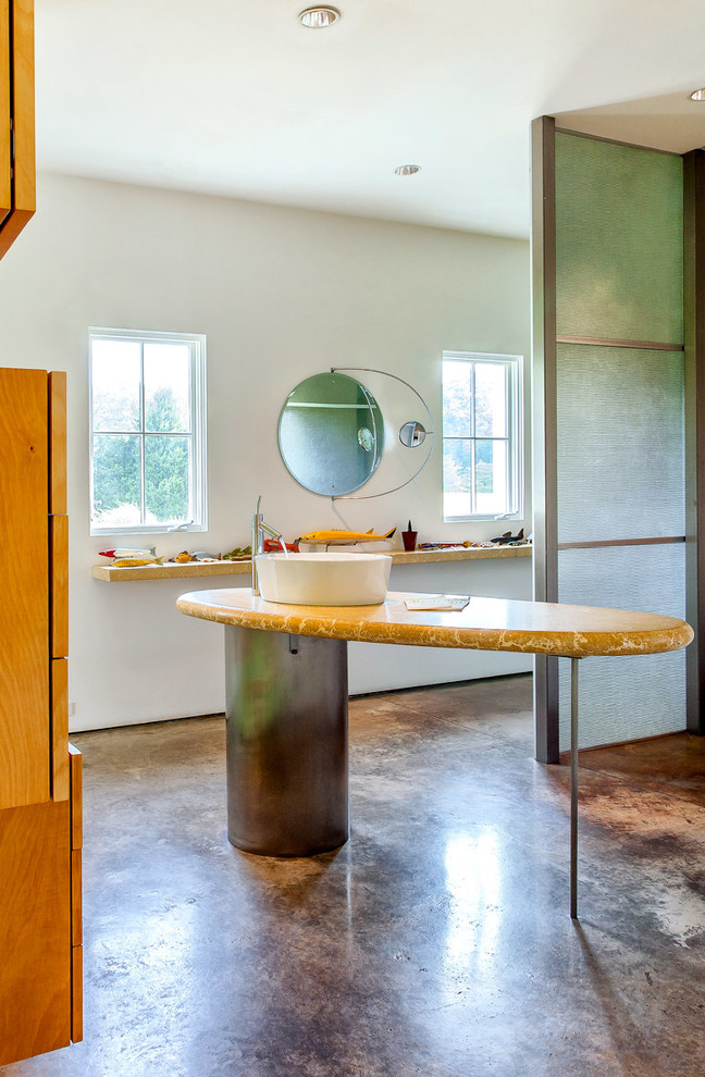 リッチモンドにあるコンテンポラリースタイルのおしゃれなお風呂の窓 (ベッセル式洗面器、オープンシェルフ、白い壁、コンクリートの床) の写真