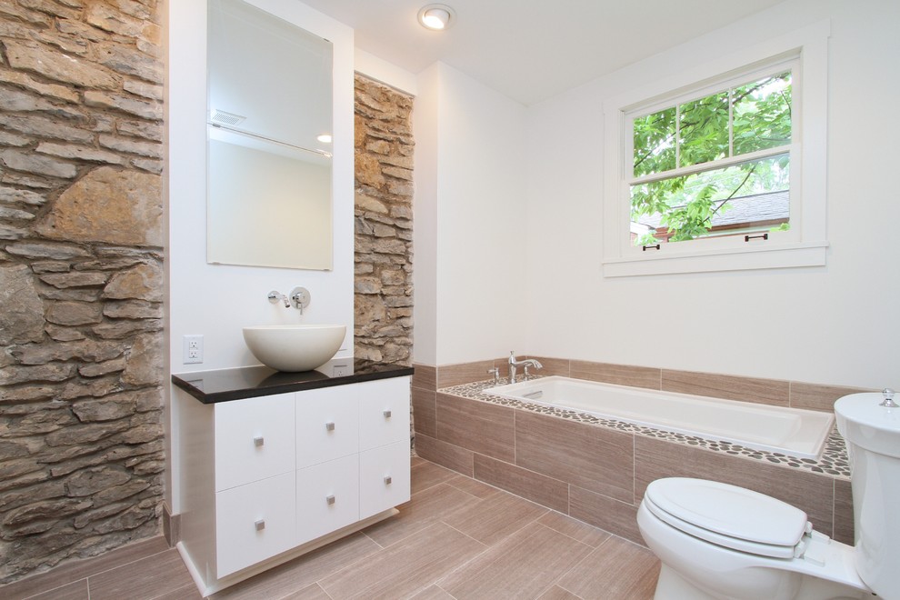 Ejemplo de cuarto de baño contemporáneo con lavabo sobreencimera y piedra