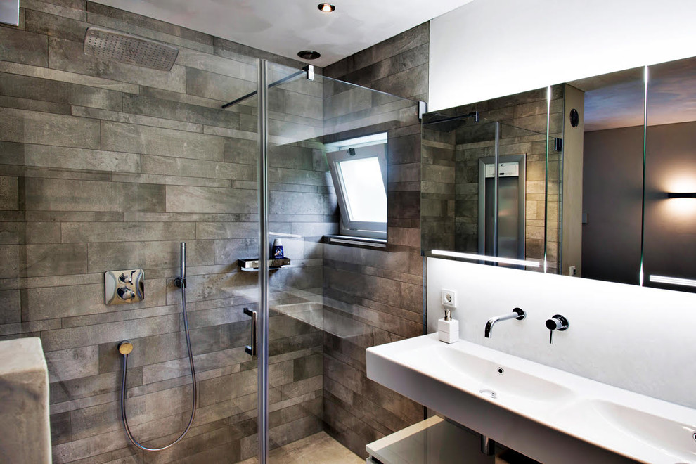 Пример оригинального дизайна: большая главная ванная комната в современном стиле с душем без бортиков, унитазом-моноблоком, разноцветной плиткой, каменной плиткой, белыми стенами, полом из травертина, подвесной раковиной, серым полом и душем с распашными дверями
