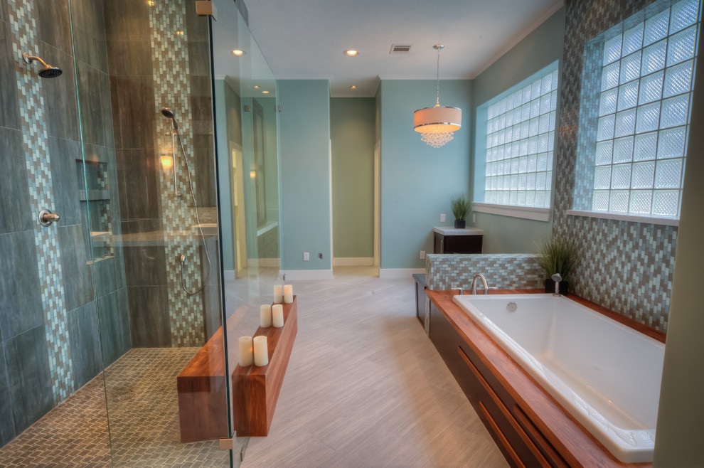 Стильный дизайн: ванная комната в современном стиле с накладной ванной, угловым душем, разноцветной плиткой и плиткой мозаикой - последний тренд